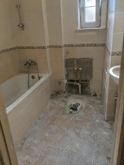 Telefonla çekilmiş, sökülecek eski banyo
