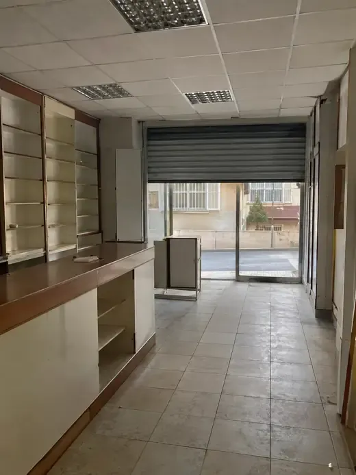 Telefonla çekilmiş dükkân içi ve çıkış kapısı
