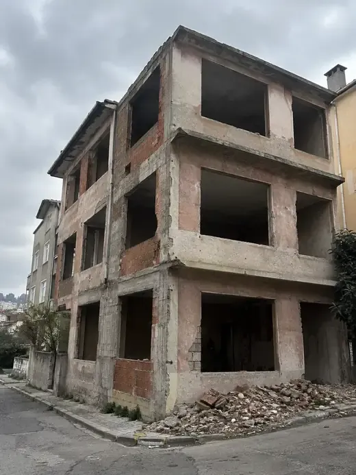 Telefonla çekilmiş bina cephesi ve sokak