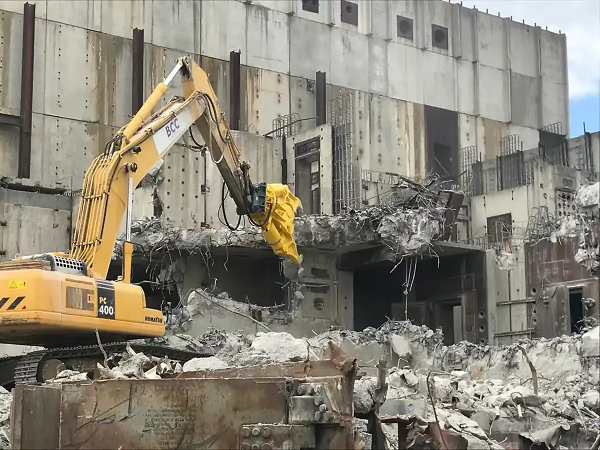Komatsu PC400 kırıcı uçla betonarme yıkım