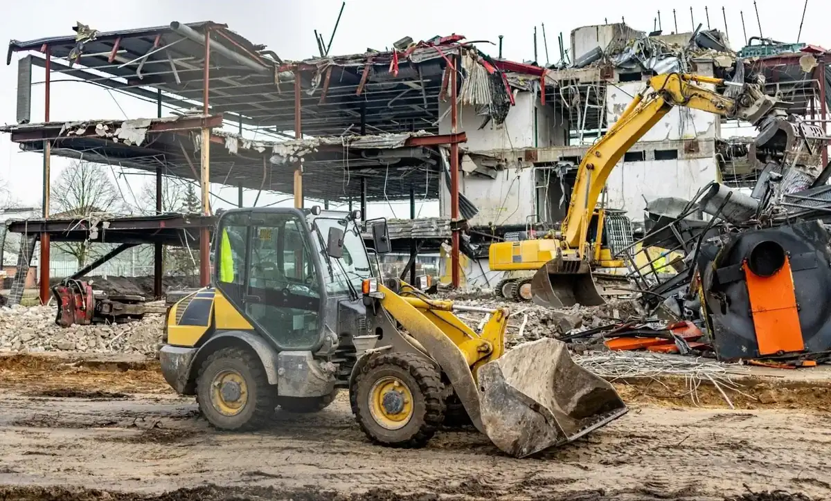 Çelik yapı sökümünde bobcat